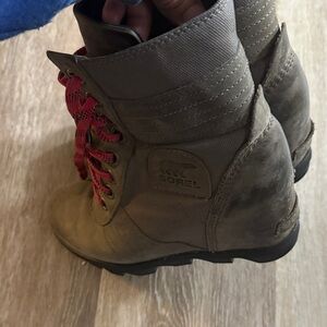 Sorel gray changed laces very comfortable platform hiking boots 
Grey boots